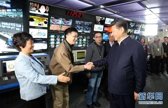 △2016年2月19日，习近平在中央电视台总控中心同工作人员亲切握手。
