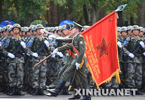 "和平使命-2007"联合反恐军演参演部队在这里举行阅兵仪式,庆祝俄罗斯