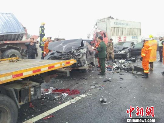 浙江杭浦高速发生20车追尾事故已致1死9伤