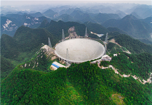 这是贵州省平塘群山环抱中的500米口径球面射电望远镜（fast）工程全景（2016年9月7日摄）  新华社记者 刘续 摄.jpg