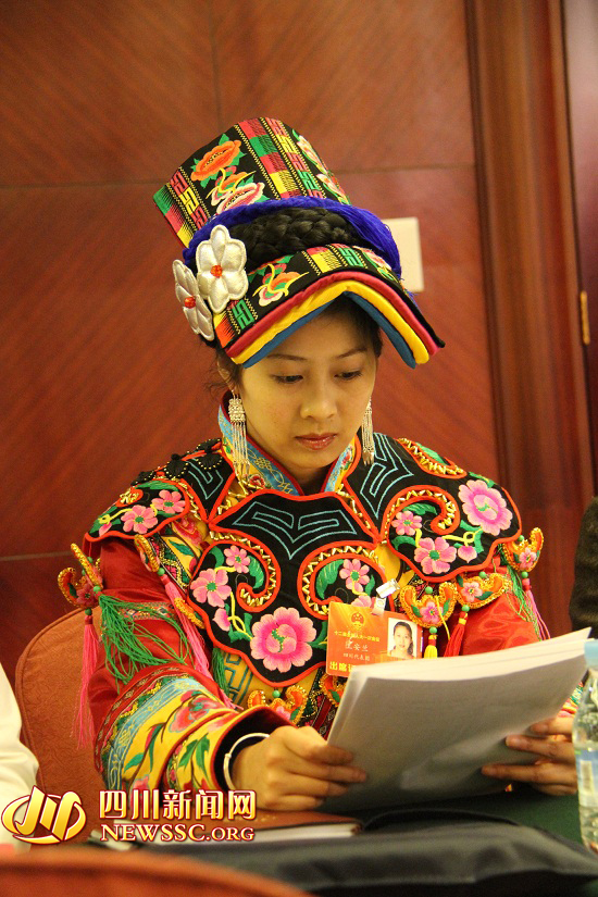 四川代表团最美80后羌族女代表跳着锅庄去北京