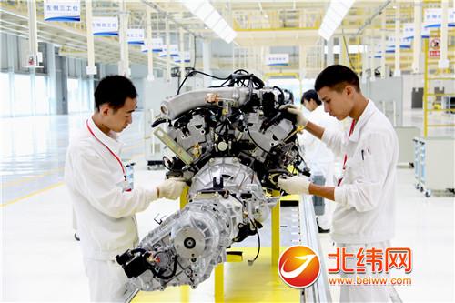 我市招商引进的迄今为止最大的产业项目——中国恒天汽车集团（雅安）汽车有限公司年产10万辆大型SUV（越野车）整车生产项目生产现场1.jpg
