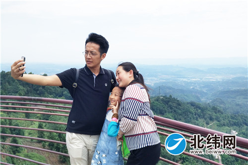 16日10时，成都游客胥先生一家在蒙顶山观景平台自拍。.jpg