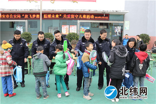 图片新闻：1月12日，雅安市公安局到石棉县永和小学开展关爱留守儿童活动。杨毅.jpg