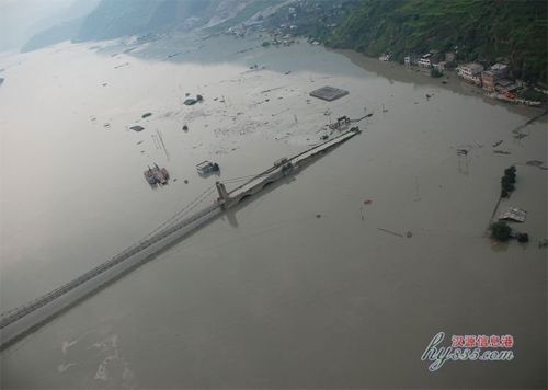 高清图：四川汉源山体滑坡阻断大渡河