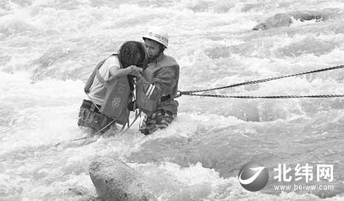 女子河滨戏水被困 消防官兵紧迫营救