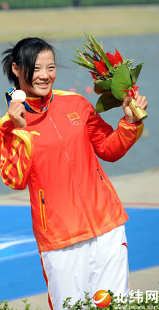 王凤摘女子500米四人皮艇金牌