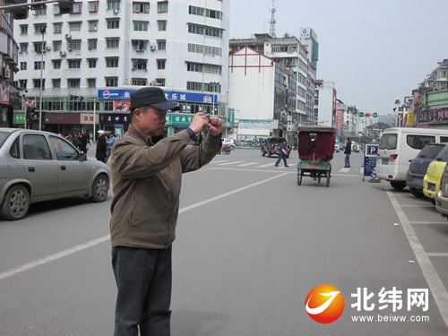 六旬老人用相机记录城市变化