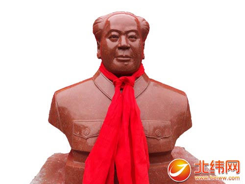 荥经县青龙乡农人鲜志彬用中国红雕塑毛主席像