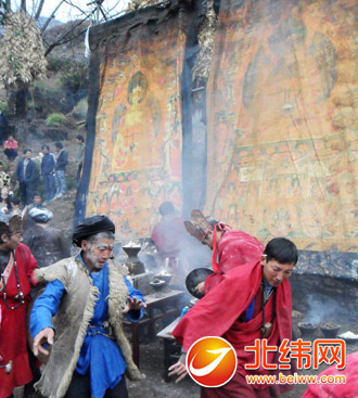 传承千年晒唐卡 怪异的木雅藏族堡子