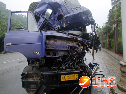 青江畔道两车相撞 一去世四伤
