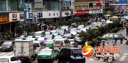 城区交通压力陡增 高峰时段车辆全线排满