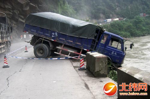 货车跑出公路挂在绝壁边 司机跳崖
