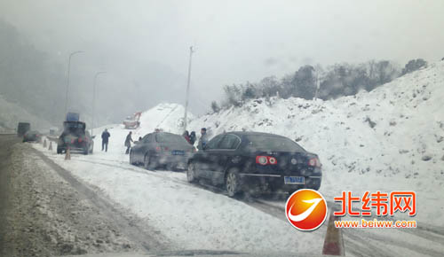 雅西高速普降大雪 荥经至九襄段紧迫封锁近8小时