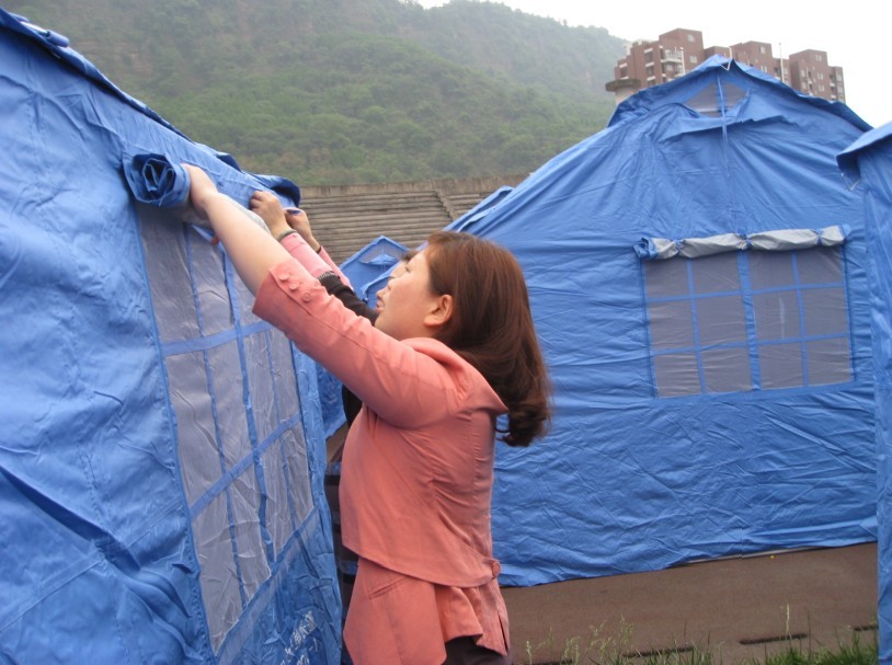 计生系统志愿者连夜奋战搭建帐篷