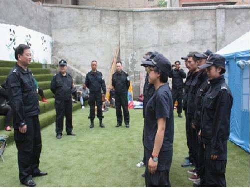 四川警察学院与宝兴县灾区实习生同在