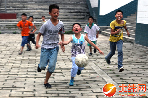 灾区少年足球队 水泥地上追逐足球梦