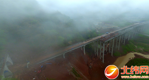 雅康高速节点工程坎坡坝特大桥半幅贯串