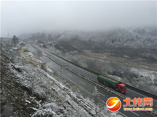 雅西高速拖乌山段迎来入冬首场雪
