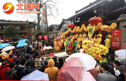 雨城“年猪文化节”在上里古镇拉开帷幕