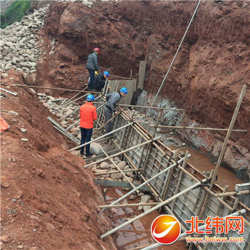 碧峰峡路下段道路改造工程昨日开始打围施工
