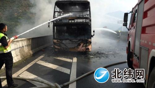 雅西高速公路大巴车自燃 旅客紧迫散漫无伤亡