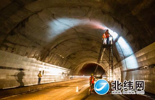 雅康高速周公山隧道进入内装施工