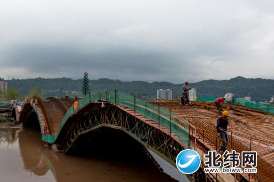 未受暴雨影响  水中坝桥梁工程施工个别