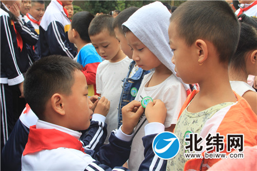 雨城四小教育总体汉碑校区举行开学仪式暨新生退学仪式