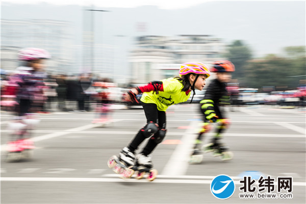 青少年轮滑公开赛在我市激情上演