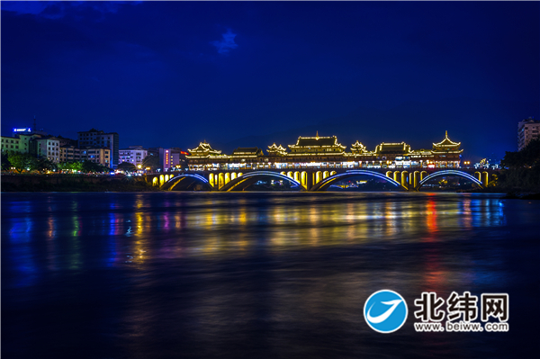 雨城区夜景流光溢彩