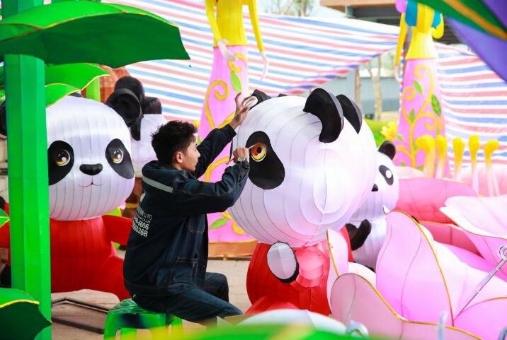 雅安首届熊猫灯会布展工作有序推进