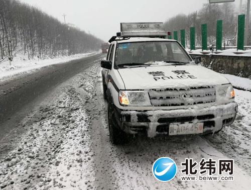 雅西高速因拖乌山大雪实施交通操作