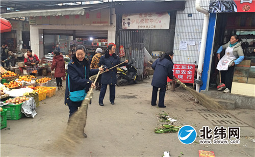 雨城区工商质监局开展“学雷锋日”志愿服务清扫活动