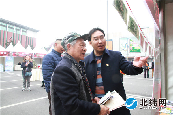 上海志愿者在雅安开展爱心助学活动