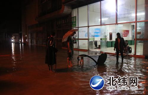 雨城姚桥新区农贸市场严重积水 消防人员连夜抽水解困