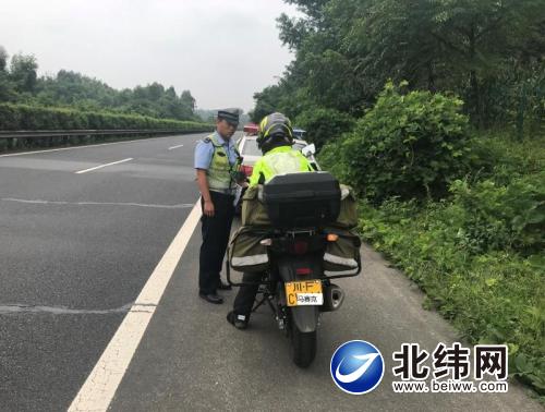 女子骑摩托车进藏旅游   闯入高速路被交警拦下