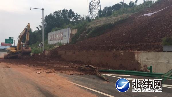 雅康高速最新路况：塌方地域路面泥石已经翦灭 施工方正对于边坡妨碍加固