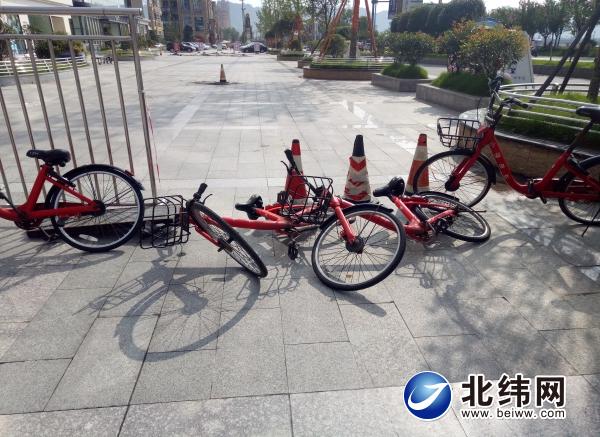放倒共享单车作“栅栏” 方便自己有损城市现象
