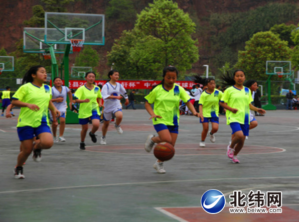 荥经县举行中小学生篮球比赛
