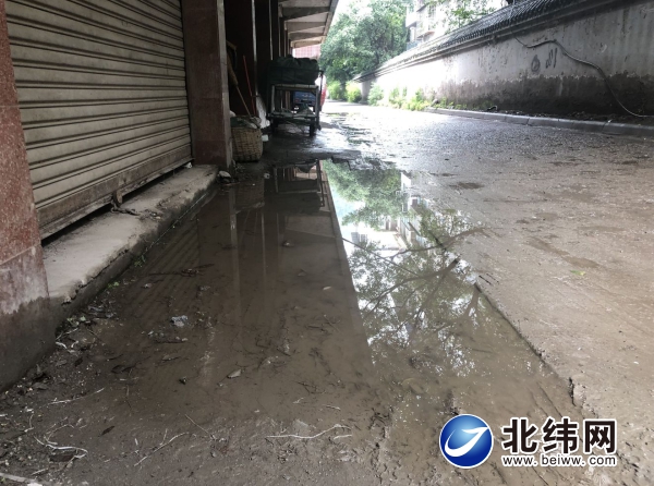 背街冷巷路面破损积水  影响通行