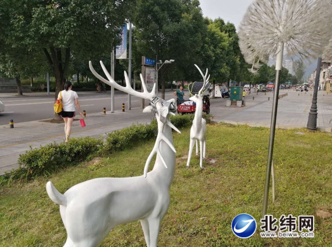 和平东路鹿雕塑损坏 影响城市景观风貌