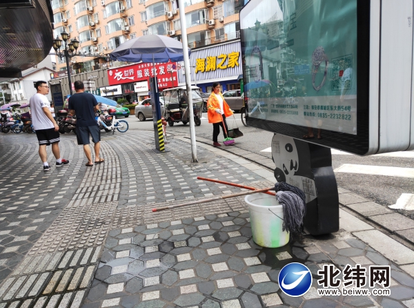 市区中大街：清洁工具放在人行道上  影响通行损形象