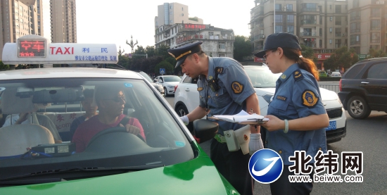 规范出租车停靠行为  交通执法人员在行动