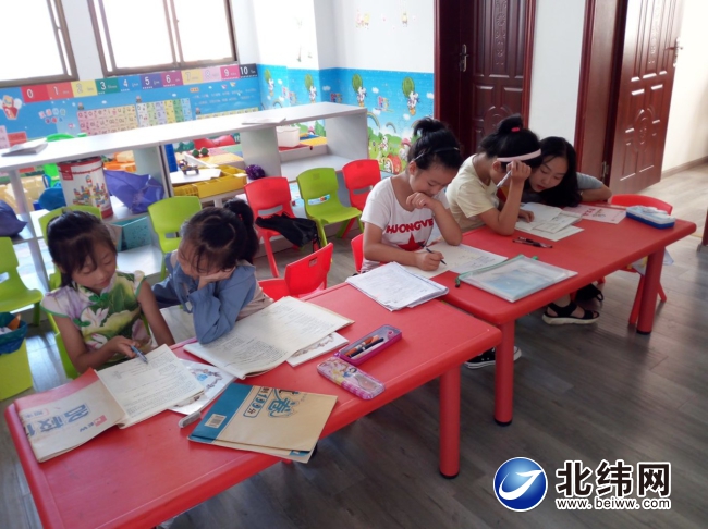 石棉县志愿者助孩子完成暑期规划