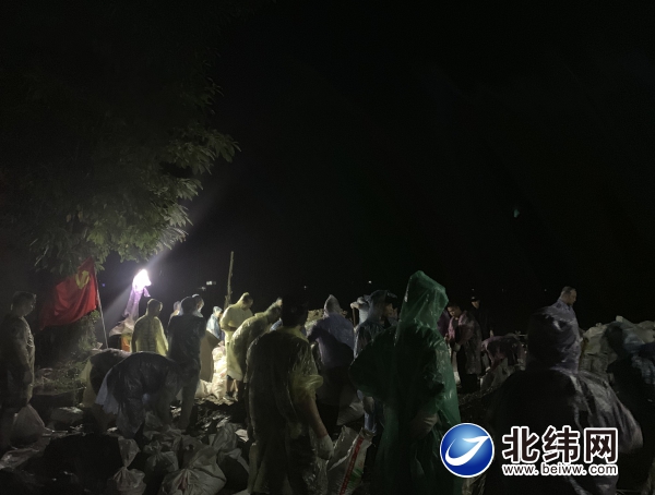 芦山县龙门镇100多名抢险人员连夜加固防洪堤