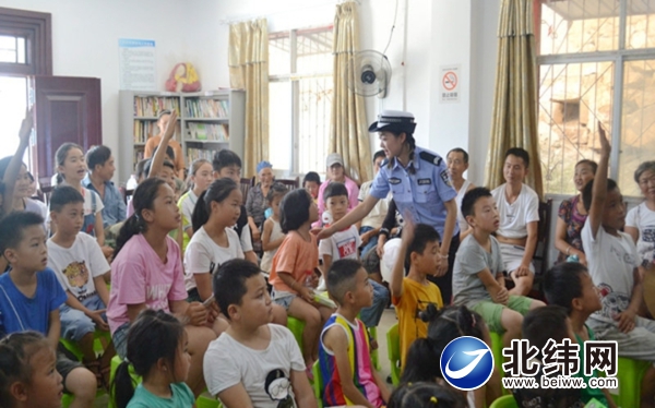 汉源县公安局交警大队
：到儿童之家开展宣传  让儿童知法守法更安全