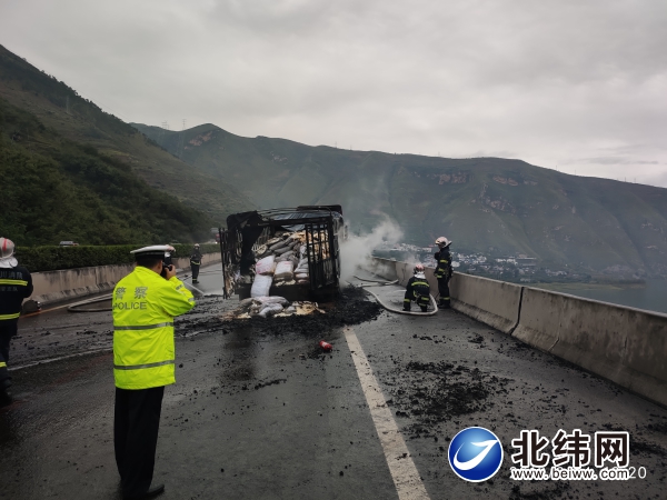雅西高速石棉至汉源路段一辆货车自燃  致道路临时交通操作