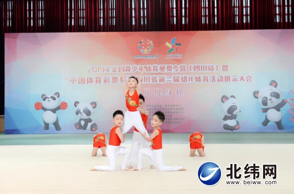 石棉县幼儿园
：幼儿健身操   越舞越精彩