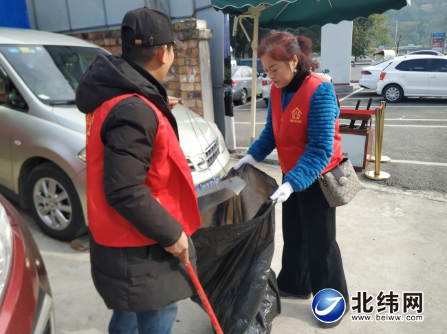 志愿者清扫背街小巷  助力“双创”工作